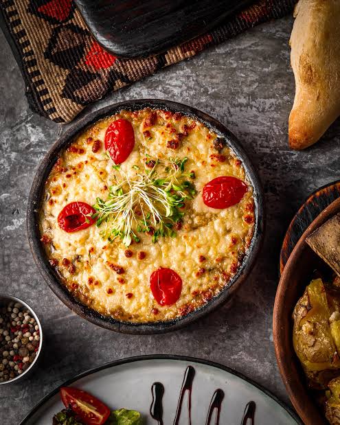 Tbilisuri (mal əti, bibər, göbələk, soğan, gürcü ədviyyatları) 
