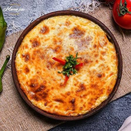 Arabuli (mal əti qiymə, pomidor, yumurta, suluquni pendiri) 