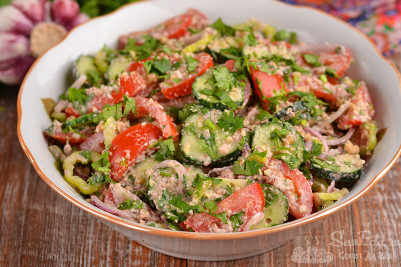 Gürcü çoban salatı (pomidor, xiyar, soğan, qoz ləpəsi, göyərti)